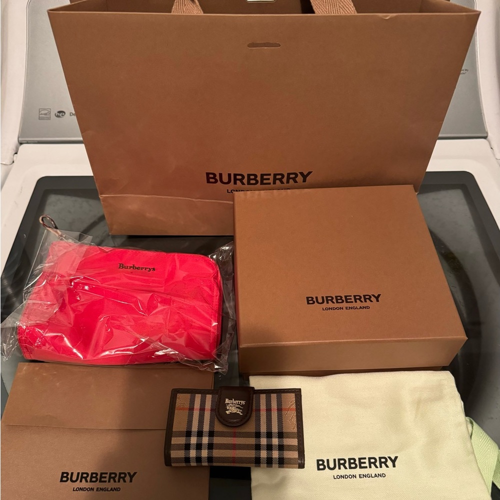 Authentic ✨✨EUC Burberry Bundle Key 🔑 Holder and Cosmetic bag